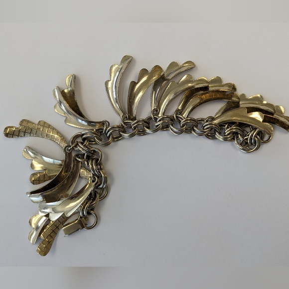 VTG TEXTURED/SMOOTH GOLD TONE DANGLE CHARM BRACELET - Picture 7 of 8